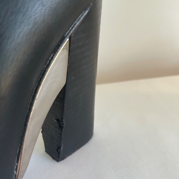 BCBG Maxazria Metild Black Snake Embossed Leather High Heel Ankle Boots Size 9.5 - Picture 6 of 6